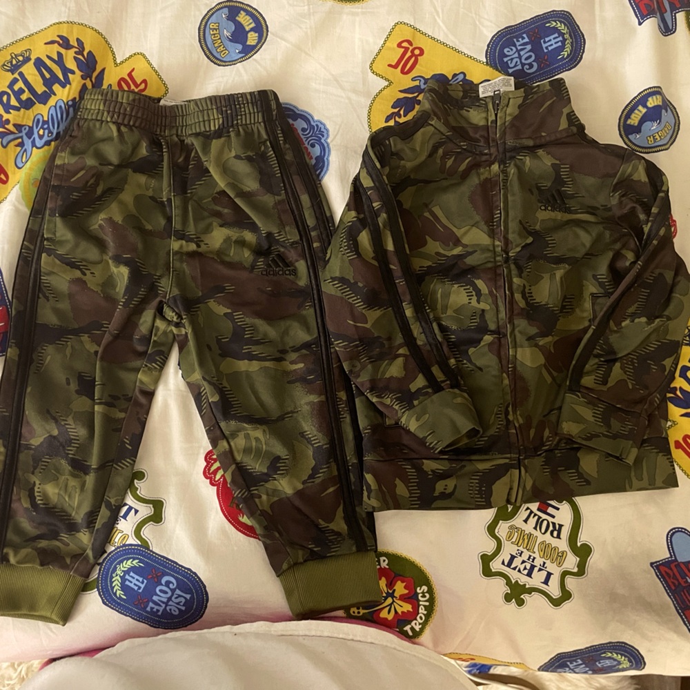 Adidas sweatsuit for boys